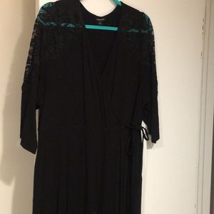 Women’s dress with pockets and lace shoulder